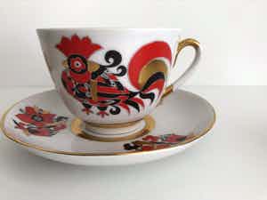 Lomonosov - Set van twee Lomonosov porseleinen koppen en schotels ‘Rode Haan’ - 22 k goud verkocht voor € 65!