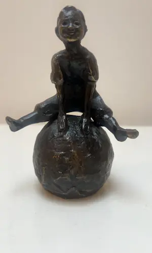 Astrid Veldhuyzen-Koppen - Bronzen sculptuur | Meisje op bal kopen? Bied vanaf 125!