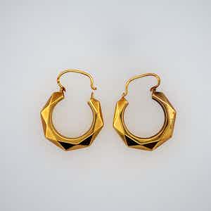 18kt gouden hoekige oorhangers , 3,33gr verkocht voor € 175!