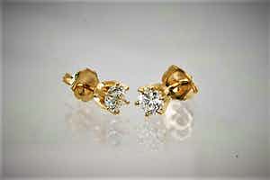 2005- Mooie set 14 krt geel-goud & diamanten (ca.0.70ct) oorstekers verkocht voor € 730!