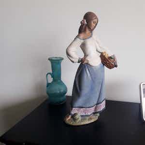 Niet of onleesbaar gesigneerd - Vrouwenbeeld van bekende firma Lladró uit Spanje verkocht voor € 10!