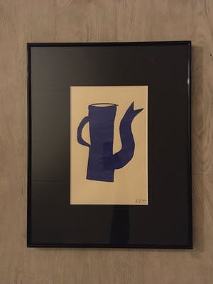 Klaas Gubbels - Mooi ingelijste “Blauwe kan” van Klaas Gubbels kopen? Bied vanaf 195!