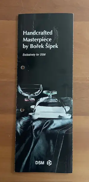 Borek Sipek - Handgemaakte stolp van Boheems kristal met witte porseleinen presenteerschaal kopen? Bied vanaf 135!