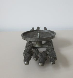 Niet of onleesbaar gesigneerd - Horst Dalbeck - Brutalistische metalen kandelaar kopen? Bied vanaf 1!