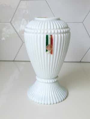 Niet of onleesbaar gesigneerd - Verre Opale Veritable - Opaline witte glazen vaas verkocht voor € 1!