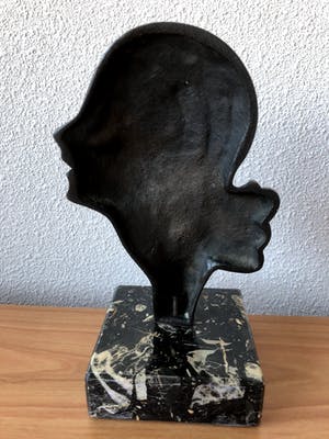 Niet of onleesbaar gesigneerd - Art deco bronzen beeld vrouwenhoofd op marmeren voet kopen? Bied vanaf 1!