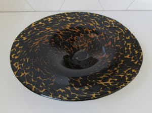 Niet of onleesbaar gesigneerd - Zeer grote art deco kunstglazen schaal in schilpad motief kopen? Bied vanaf 10!