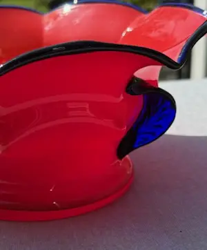 Onbekend - Glazen Rode schaal met blauwe rand en handels kopen? Bied vanaf 10!