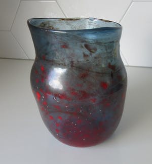 Niet of onleesbaar gesigneerd - Studio blauw glazen vaas met o.a. rode glaspoeders - hand gesigneerd kopen? Bied vanaf 1!