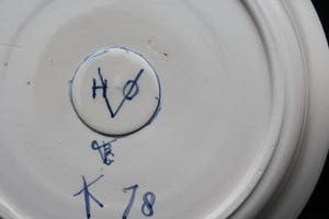 Niet of onleesbaar gesigneerd - Twee Prachtige Oud Hollandse Ronde Pap Borden met opstaande rand in Witte en Bla kopen? Bied vanaf 1!