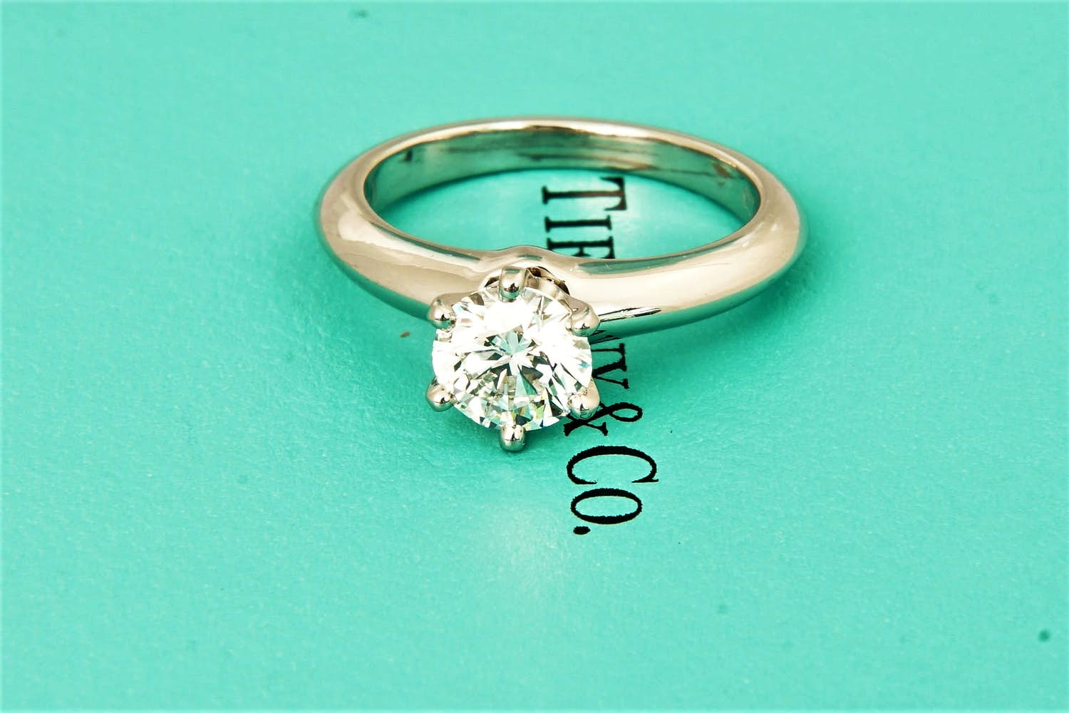 49 - Tiffany & Co. Platina solitairring gezet met 0.75 crt diamant kopen? Bied vanaf 3000!