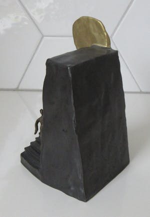 Corry Ammerlaan - Abstract Keramisch beeld van een trap richting een gouden zon en bronzen figuur kopen? Bied vanaf 32!