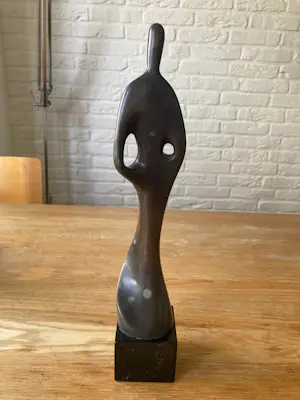 Brons (Onbekend) - Elegant beeld op een sokkel van zwart marmer kopen? Bied vanaf 60!