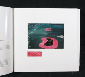 Christo - Handgesigneerd exemplaar Surrounded Islands + boek met gesigneerde artcard! - Ingelijst kopen? Bied vanaf 1!