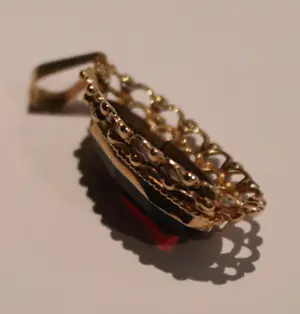 Buy Antieke 14 karaat gouden hanger met ovalen facet geslepen granaat steen? Bid from 450!
