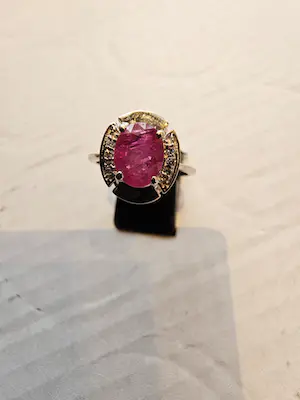 AcheterZILVEREN RING 925 MET ROBIJNEN EN ZIRKONIA? Enchérissez de 90!