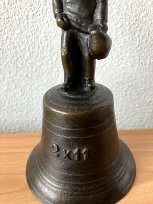 Brons (Onbekend) - Zware massief bronzen tafelbel met beeld van de Kruikenzeiker er op. kopen? Bied vanaf 65!