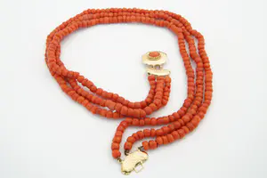 79 - Antiek Hollands bloedkoraal 3 rijen collier - fraaie 14krt gouden sluiting kopen? Bied vanaf 250!