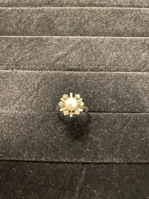 Witgouden rozet ring met parels en diamanten kopen? Bied vanaf 140!