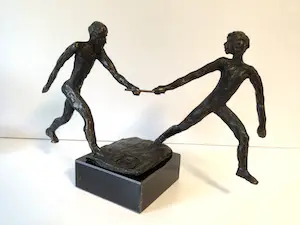 Astrid Veldhuyzen-Koppen - Sculptuur “ De estafette lopers “. zeldzaam kopen? Bied vanaf 99!