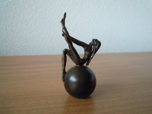 Brons (Onbekend) - Klein bronzen beeldje - vrouw op wereldbol. kopen? Bied vanaf 10!