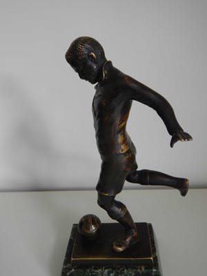 Niet of onleesbaar gesigneerd - Massief bronzen voetballer op marmeren voetstuk kopen? Bied vanaf 10!