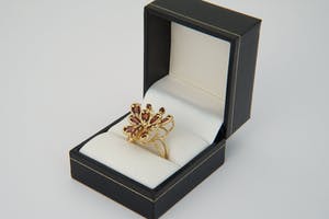 1217 - Elegante 14 karaats geel-gouden dames "Vlinder" ring bezet met granaat kopen? Bied vanaf 160!