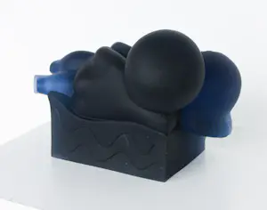 Odile Kinart - Sculptuur van glas, Man en vrouw op een bank kopen? Bied vanaf 400!