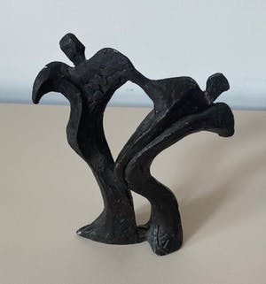 Niet of onleesbaar gesigneerd - Verbronsd abstract beeld van twee dansende of feestende figuren kopen? Bied vanaf 1!