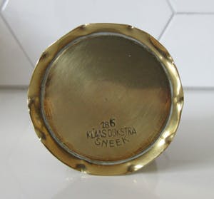 Niet of onleesbaar gesigneerd - Klaas Dijkstra Sneek - Hand gemaakt geel koperen lepelvaasje kopen? Bied vanaf 10!