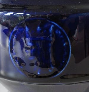 Niet of onleesbaar gesigneerd - WAKU diep blauwe aardewerken theepot met rieten hengsel kopen? Bied vanaf 1!