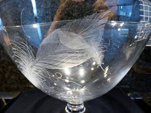 Kosta Boda - Gesigneerd met Lindstrand en gegraveerd aan twee kanten . kopen? Bied vanaf 145!