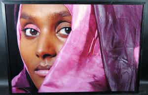 Angele Etoundi Essamba - Dibond foto (met houten omlijsting) - Voilee de Rose (ingelijst) verkocht voor € 200!