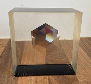 Niet of onleesbaar gesigneerd - Modernistische plexiglazen presse papier met hologram gesigneerd CK kopen? Bied vanaf 1!