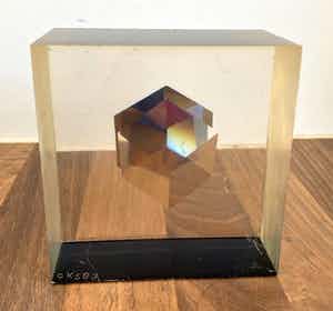 Niet of onleesbaar gesigneerd - Modernistische plexiglazen presse papier met hologram gesigneerd CK verkocht voor € 1!