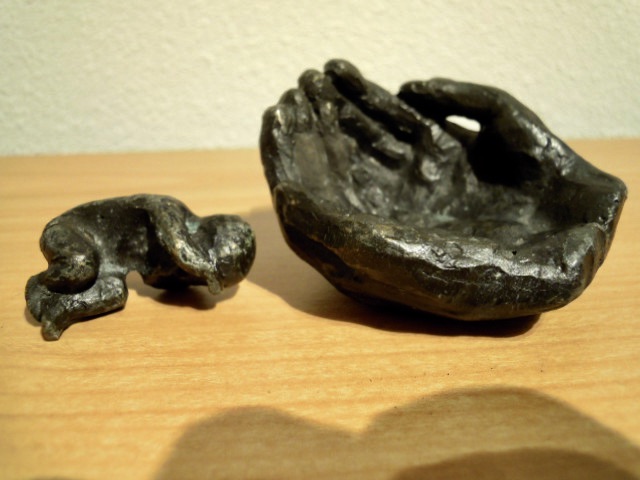 Astrid Veldhuyzen-Koppen - Prachtig gesigneerd beeldje van baby in 2 handen. kopen? Bied vanaf 45!