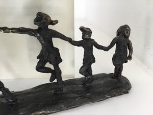 Astrid Veldhuyzen-Koppen - Bronzen sculptuur “ Kinderspel “ kopen? Bied vanaf 30!