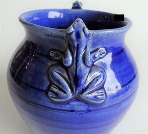 Marijke de Kler-Vermeulen - Kobalt blauwe kikker vaas kopen? Bied vanaf 20!