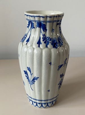 Porceleyne Fles - Delftsblauw platelen ribbelvaasje model 1804 kopen? Bied vanaf 1!