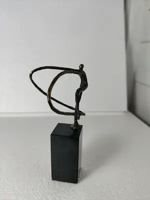 Niet of onleesbaar gesigneerd - Een prachtige bronzen beeldje gymnaste kopen? Bied vanaf 1!