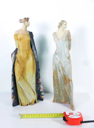 Willemijn van der Meer - Set van 2 keramieken sculpturen, Dames in jurk kopen? Bied vanaf 250!