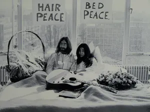 Nico Koster - Foto, John Lennon & Yoko Ono - Hilton Hotel tijdens de 'Bed-in for Peace' in '69 kopen? Bied vanaf 100!