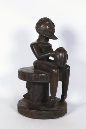 Dogon - Houten beeld van man op kruk met een watervat kopen? Bied vanaf 1!