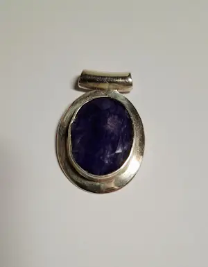 Nieuwe zilveren hanger met een mooie gefacetteerde blauwe saffiersteen. kopen? Bied vanaf 75!