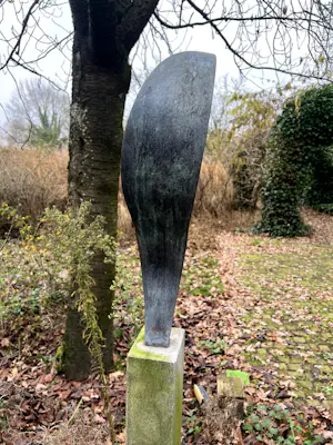 John Spek - mooi abstract bronzen beeld op een hoge dunnen sokkel van steen kopen? Bied vanaf 200!