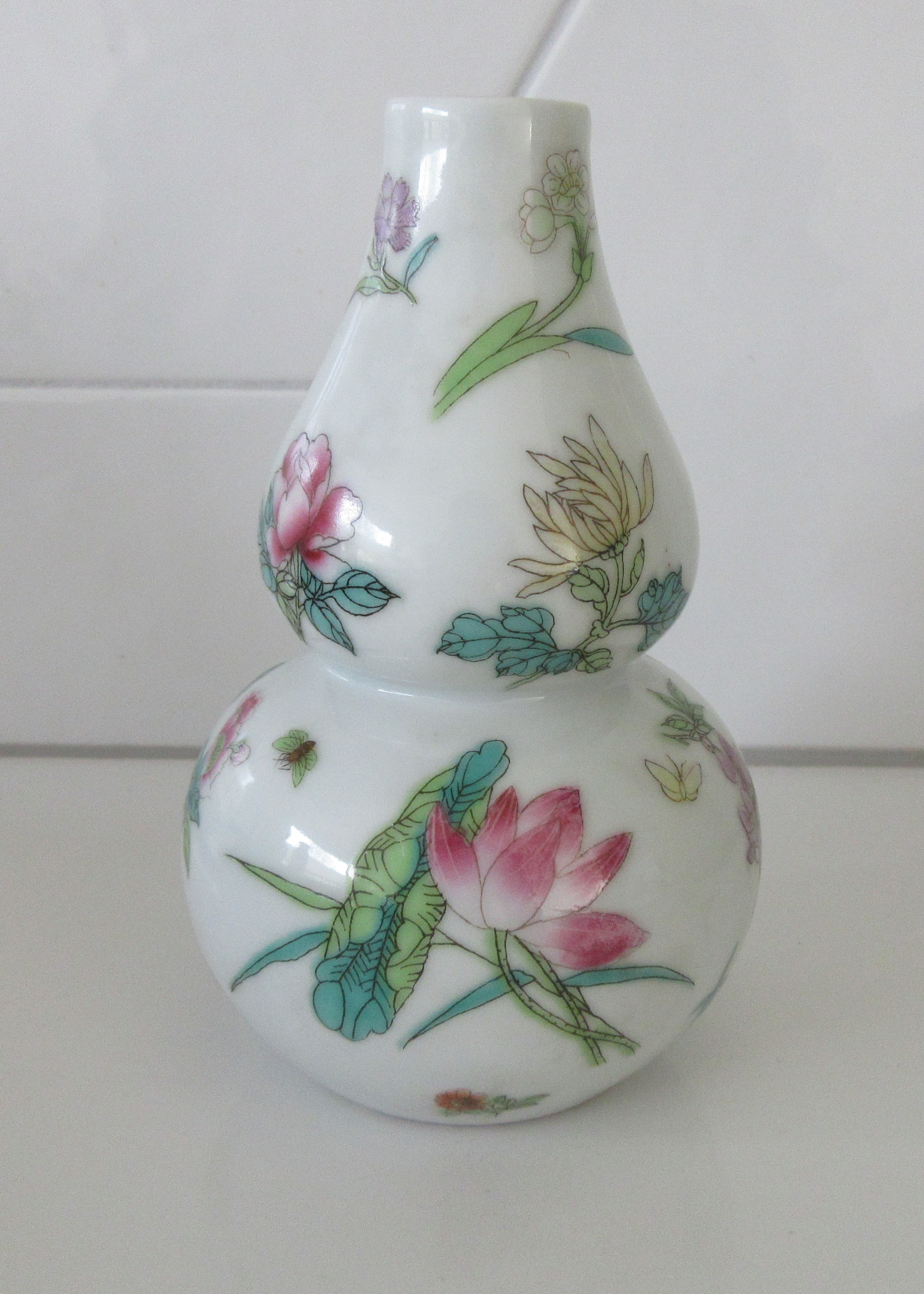 Niet of onleesbaar gesigneerd - Drie Chinese porseleinen Famille Rose vaasjes kopen? Bied vanaf 1!