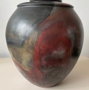Niet of onleesbaar gesigneerd - Museale Studio Keramische Raku en paardenhaar deksel of urnvaas kopen? Bied vanaf 1!
