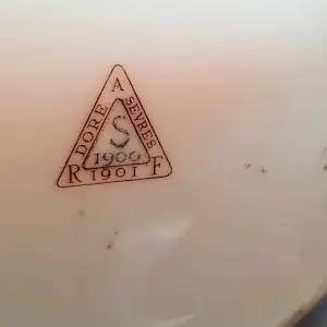 Sevres - Porzellan Vase original Sevres von 1900 mittelblau mit goldenem Blätter-Dekor kopen? Bied vanaf 290!