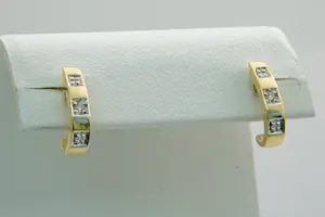 47- Chique set 18Krt geel-gouden oorstekers met diamant - haakvormig model kopen? Bied vanaf 130!