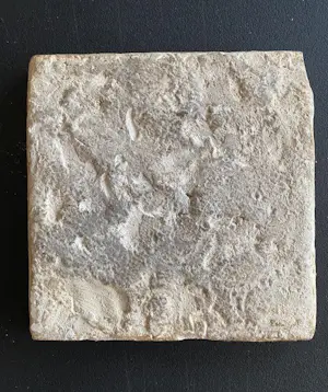 Porceleyne Fles - Delft? Antieke (17e eeuw) polychrome tegel met voorstelling vogel kopen? Bied vanaf 70!